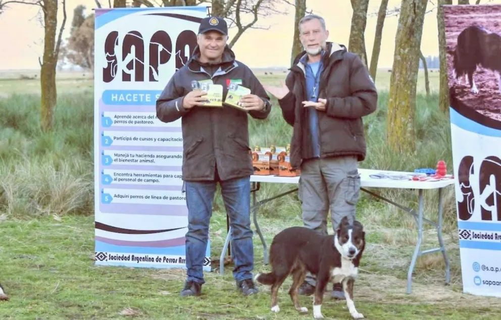 Jorge (izq) con uno de sus perros en una actividad de la Sociedad Argentina de Perros Arrieros.  Foto: Gentileza Jorge Healy