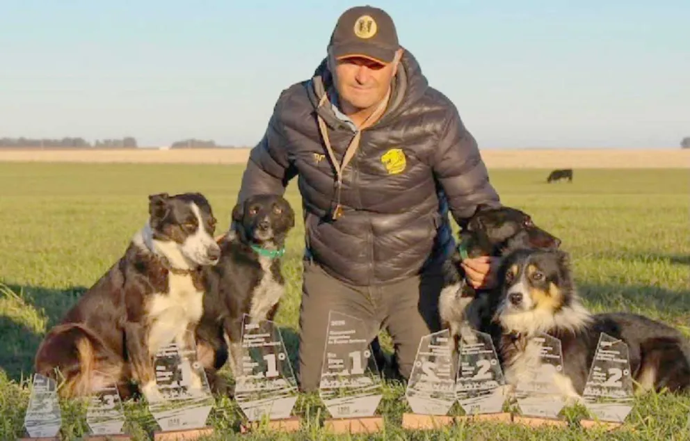 Jorge (izq) con uno de sus perros en una actividad de la Sociedad Argentina de Perros Arrieros.  Foto: Gentileza Jorge Healy