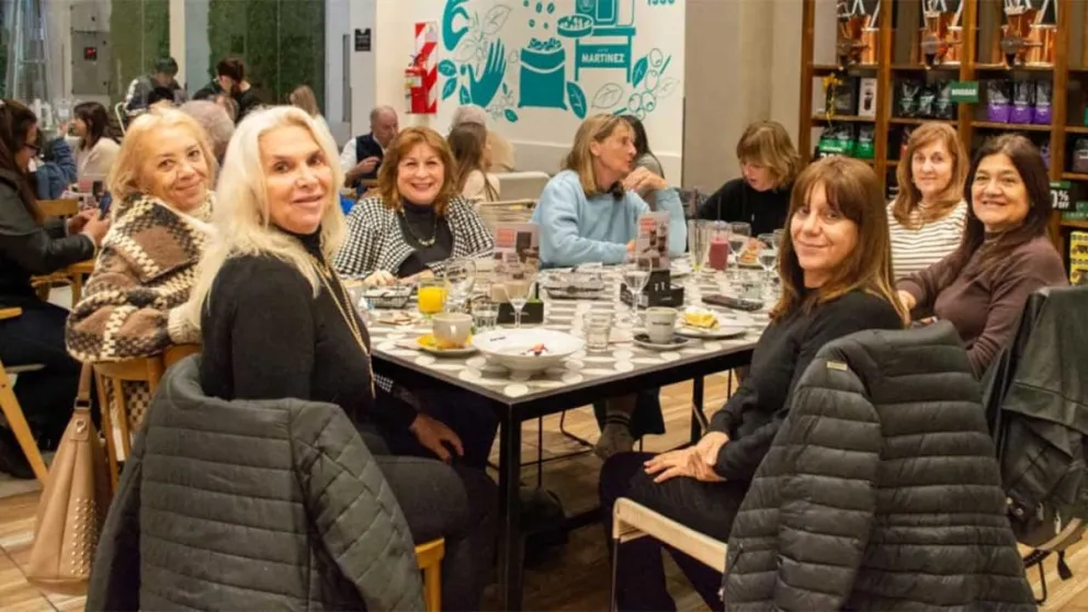 Las chicas del Santa María, promoción 78, compartieron una amena, divertida y merecida jornada en Café Martínez. 