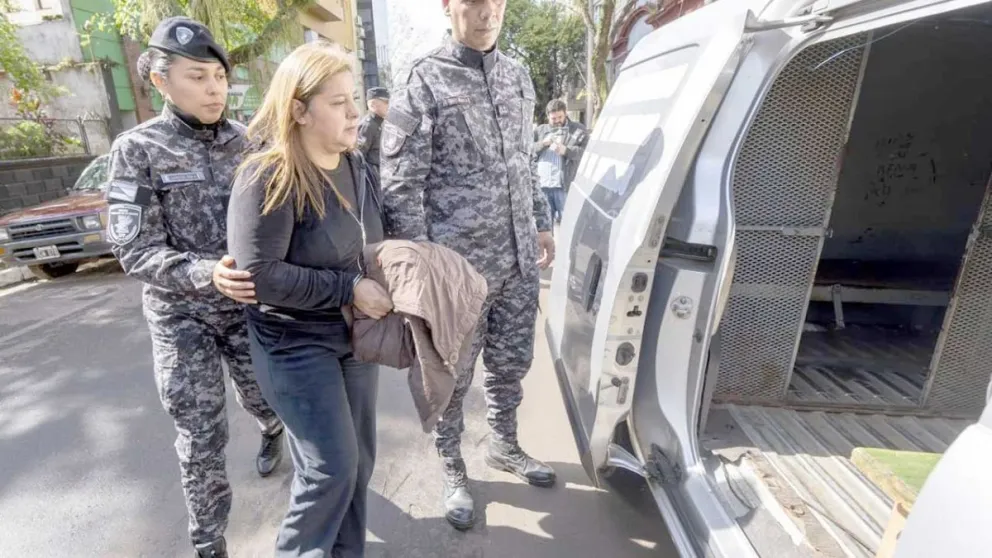 Ramírez salió esposada y detenida del edificio judicial.  Foto: Marcelo Rodríguez