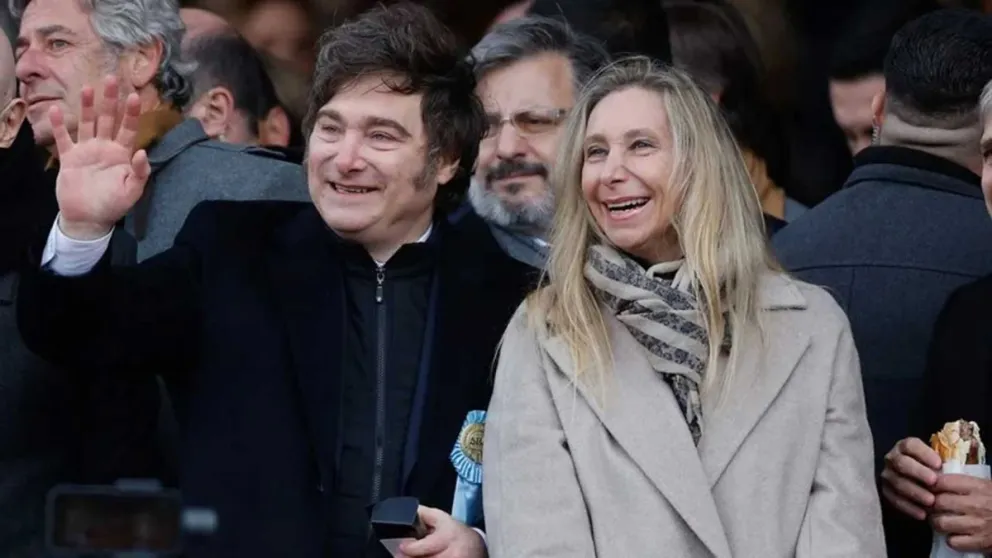 El presidente coordina los acuerdos polìticos son su hermana Karina.  