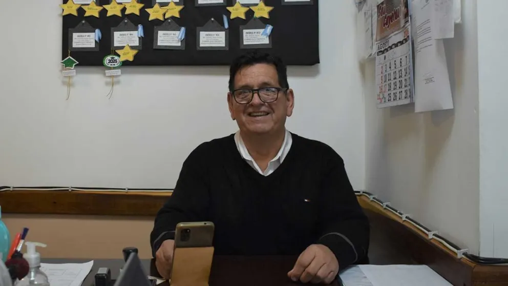 El querido educador de 67 años se desempeña ahora como supervisor de Nivel Primario y aguarda la jubilación. //Foto: Carina Martínez.