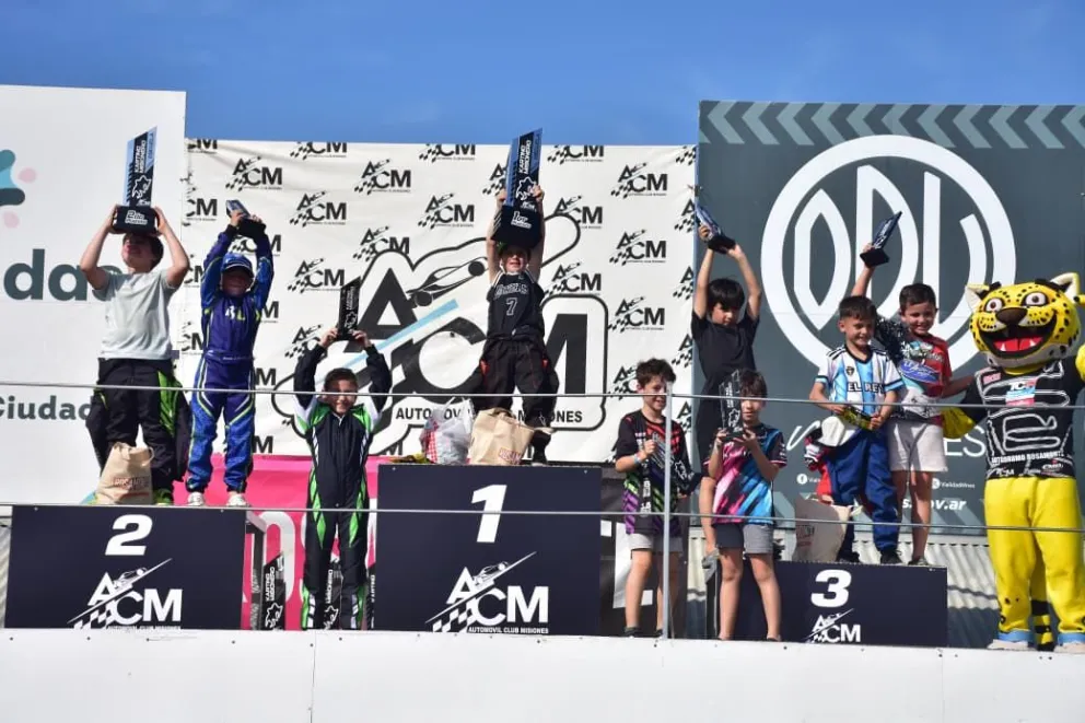 Los pilotos del karting celebraron el Día del Niño haciendo grandes carreras