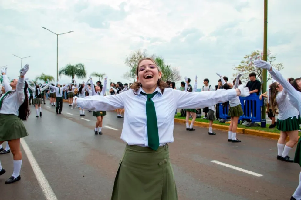 Ojos en el cielo, pies deslizándose en el asfalto y tambores furiosos. La primera prueba piloto de la Estudiantina 2026 copó la Costanera posadeña después de dos reprogramaciones. 
Foto: María de Perini