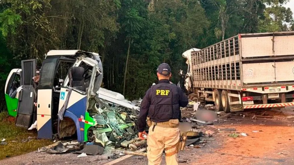 El colectivo destrozado tras el violento impacto.