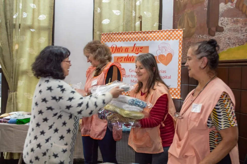 Voluntarias de la ONG Dar a Luz recibieron las mantitas solidarias tejidas en el taller de dos agujas del Palacio del Mate. Fotos: María de Perini 