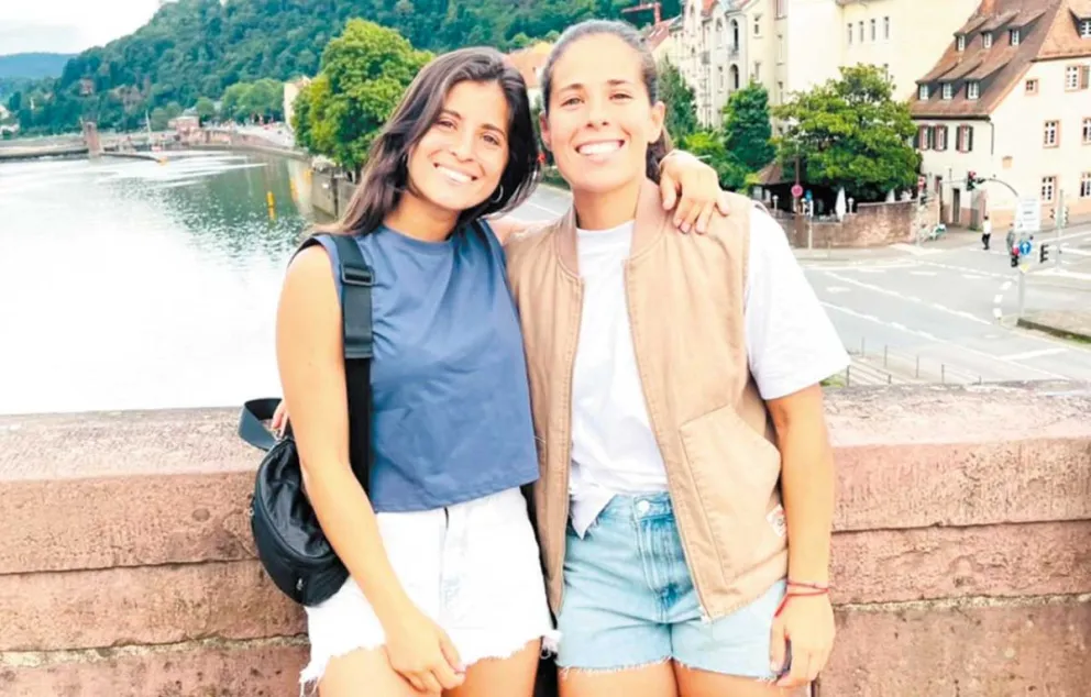 Eliana (izquierda) junto a su hermana Lucina, ambas instaladas en Europa. 