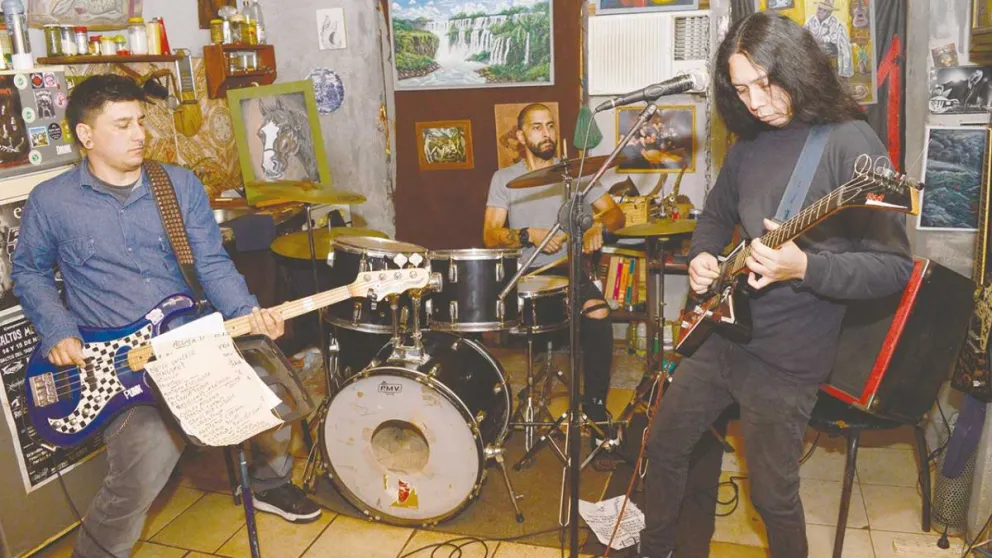 Ensayo de Águila Harpía, heavy metal raíz con solos de guitarra y líricas agudas que gritan lo que pasa en las calles. Foto: Julián Grondona