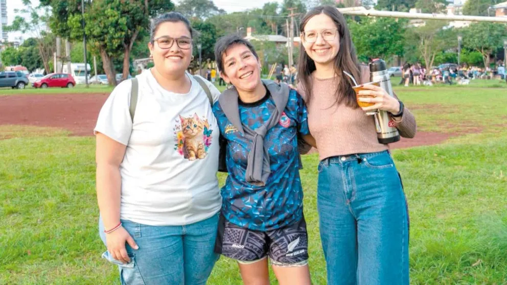 Amalia, Alejandra y Nadia compartieron una agradable tarde al aire libre y con el infaltable mate como amigo inseparable.