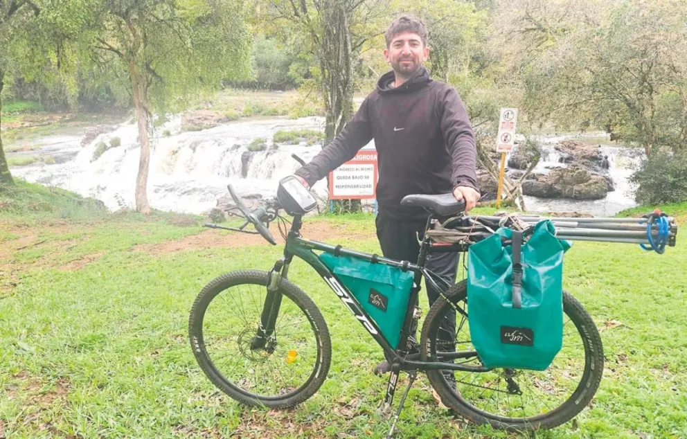 Iván en una pausa en Jardín América antes de volver a casa. //Foto: Esteban González.