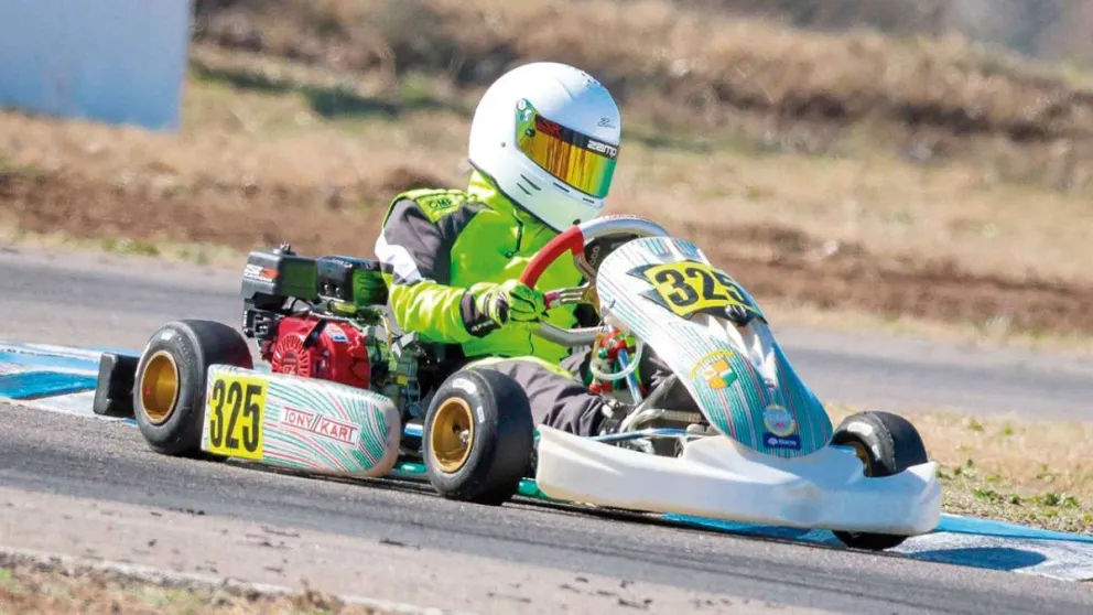 Benjamín Pona logró la victoria en el Súper Heat de la Mini. 