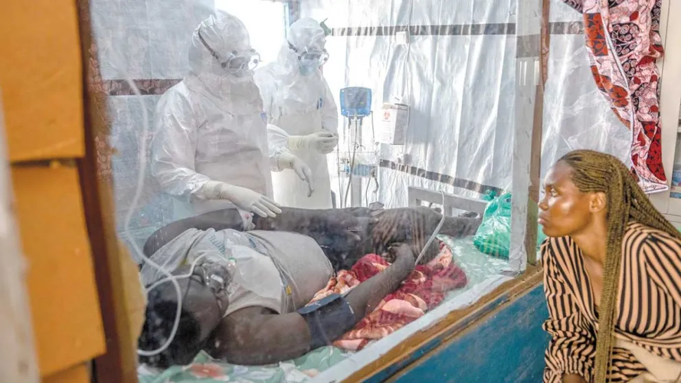 Un paciente de ébola es tratado en un centro de salud.  Foto: AP