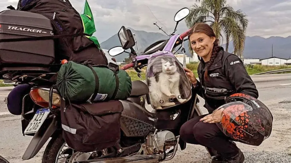 Marcela acostumbró a Lagertha a viajar en colectivos, autos y hasta en barco.  