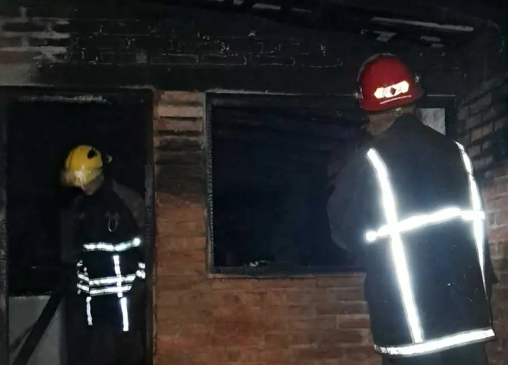 El incendio que consumió la casa fue registrado en la noche del viernes. 