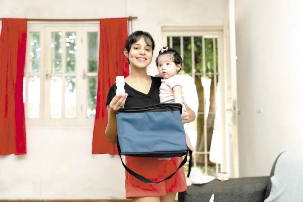 Con su pequeña Isis, de cinco meses, en brazos y el kit donante. Foto: Agustina Vera
