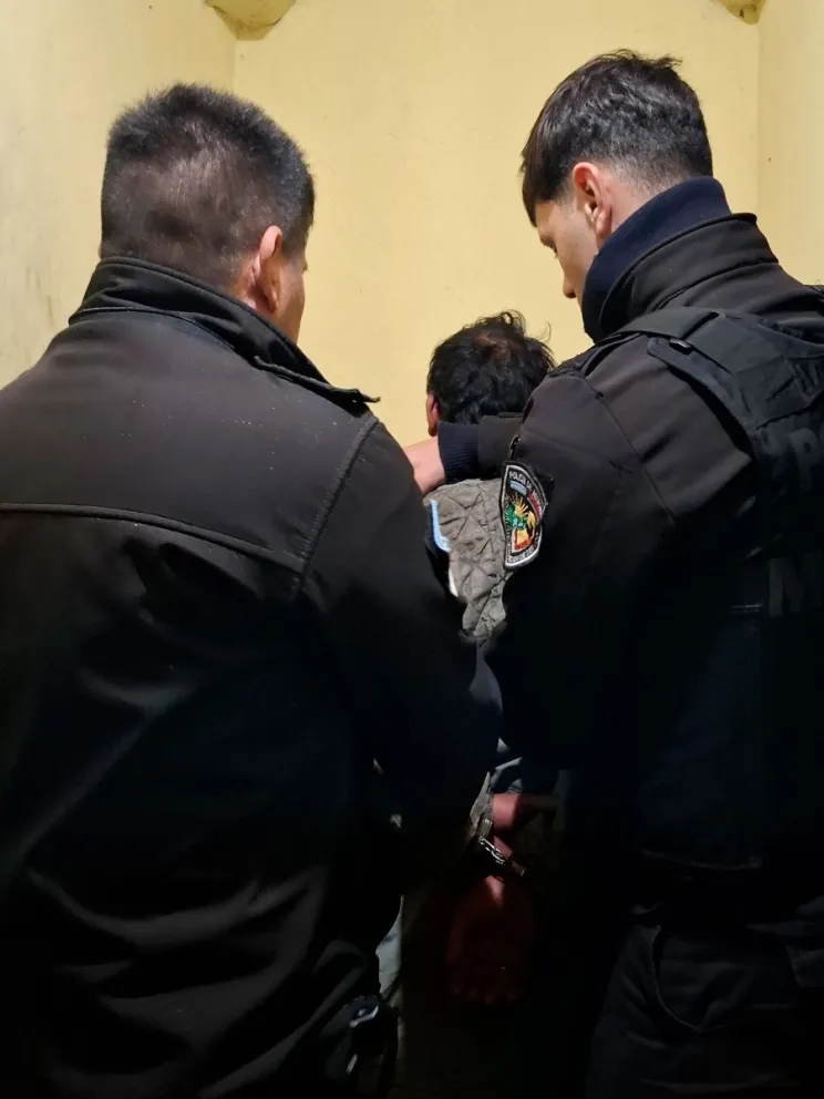 El detenido intentó resistirse a su arresto y amenazó con dos cuchillos al dueño de la casa y a su hijo menor.  Foto: polmis