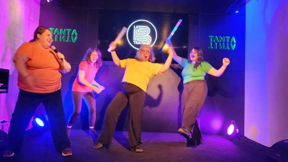 La B Teatro, las genias de la improvisación presentarán este sábado "Las impros de la B recargadas", en el Galpón de la Murga de la Estación.
