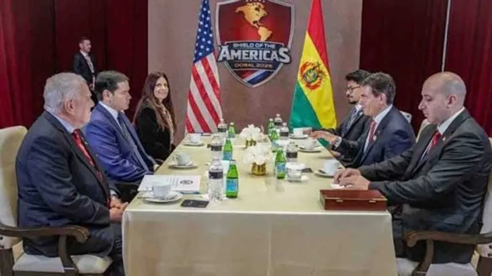 Fernando Cerimedo a la izquierda de Rodrigo Paz en marzo pasado. 