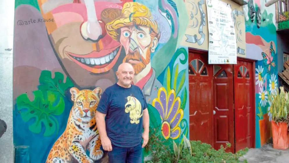 Aníbal Bertoni, director teatral,  fundador y director del Teatro Nirvana, cuyo frente estrenó un gran mural.  Foto: María de Perini