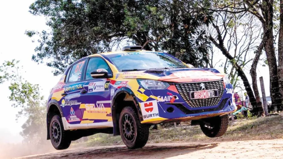 Martín Tomás y el navegante misionero Juan Pablo Pernigotti (Peugeot 208 Rally4) fue protagonista bajo el calor del vecino país. 