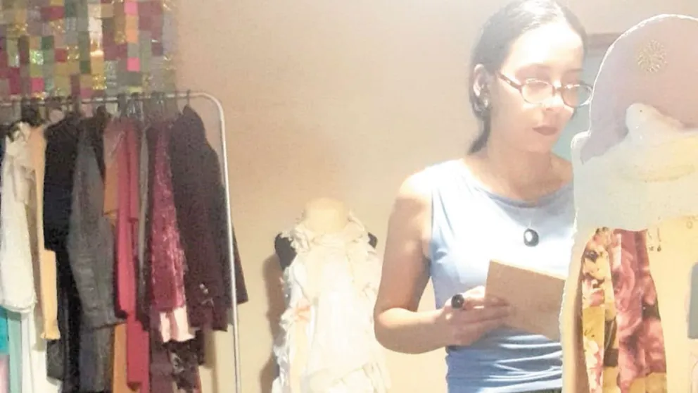 Alelice (Alejandra Rodríguez) en su taller, en su universo creativo. 