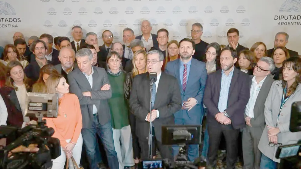 Opositores y bloques de provincias se acercan para unificar un proyecto. 