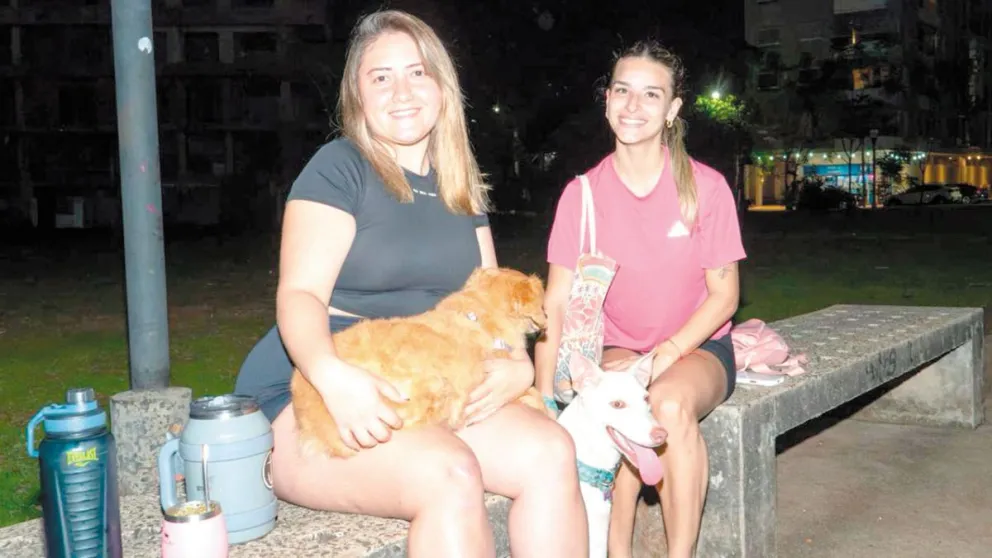 Agustina Ciciolli y Camila Varela sacaron a pasear a sus mascotas en una tarde ideal que se prestó para la actividad al aire libre.