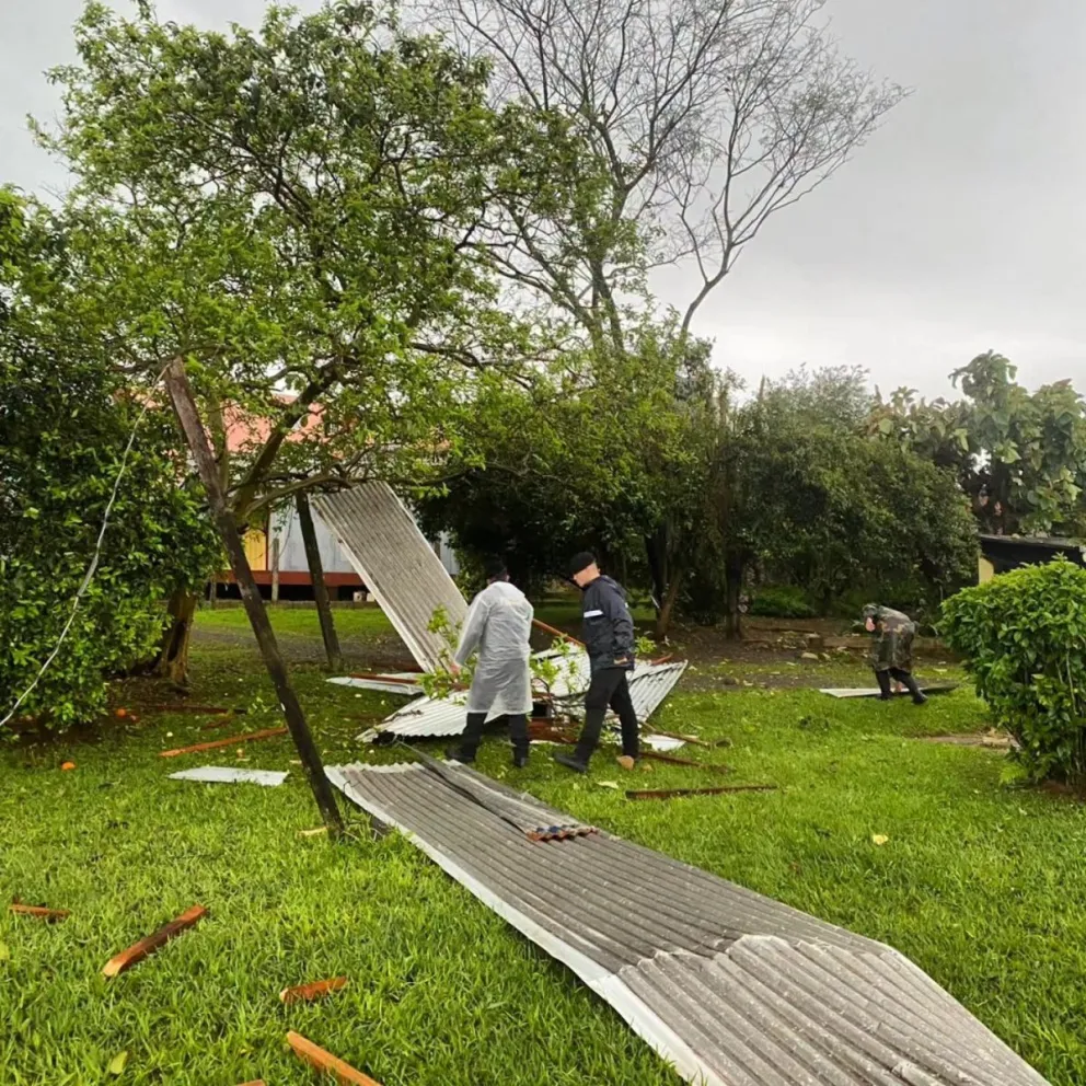 Fuertes ráfagas de viento produjeron daños en viviendas. //Fotos: Policía de Misiones.