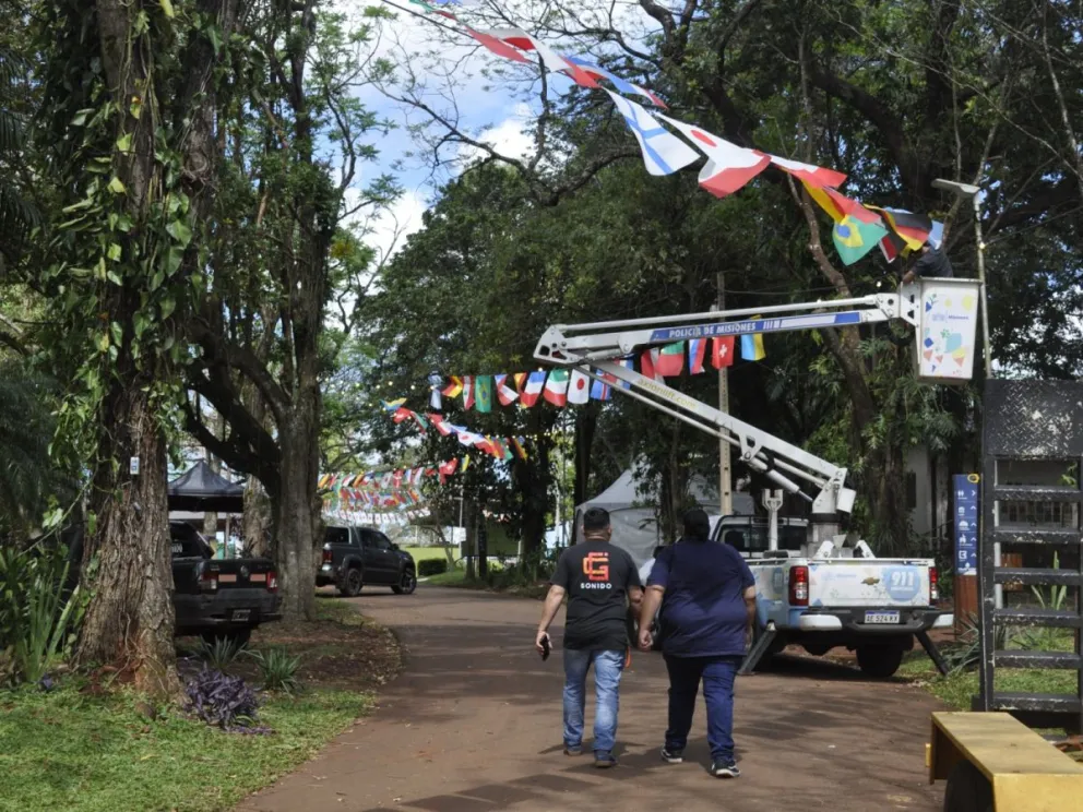 Trabajo intenso en el Parque de las Naciones, donde la mañana comienza la Fiesta Nacional. //Foto: Cristian Valdez.