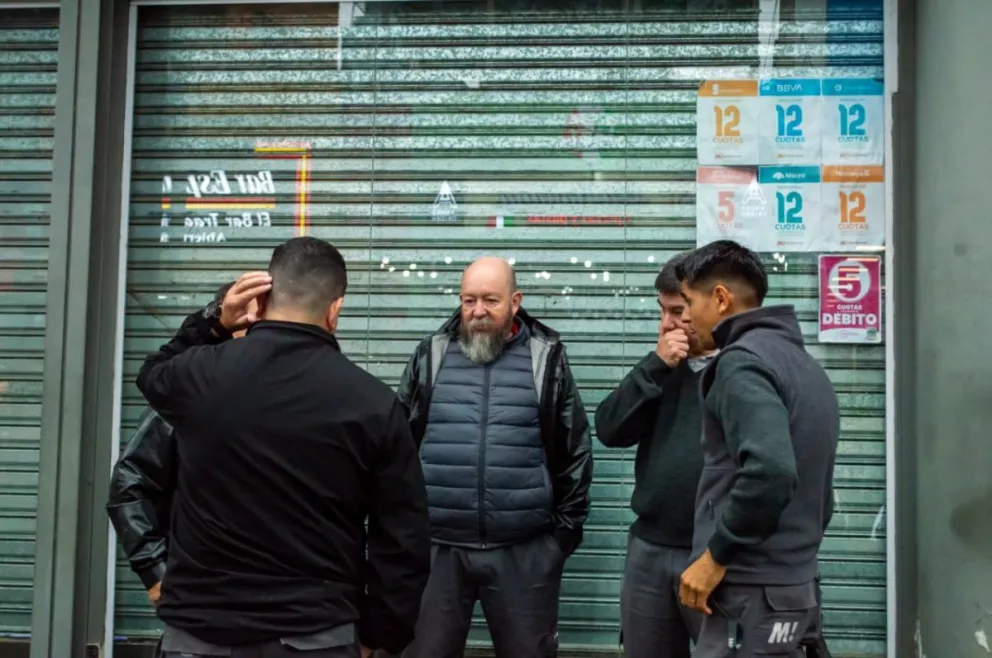 El sábado 29 de agosto la empresa "avisó" verbalmente a sus trabajadores que no debían asistir más: las y los empleados acudieron con sus uniformes a primera hora del lunes y reclamaron irregularidades. | Foto: María de Perini.