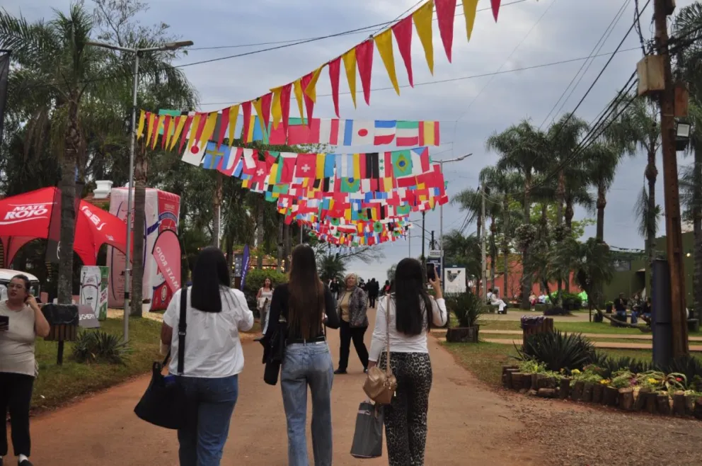 Comparado con ayer, poca gente a esta hora en el Parque de las Naciones.