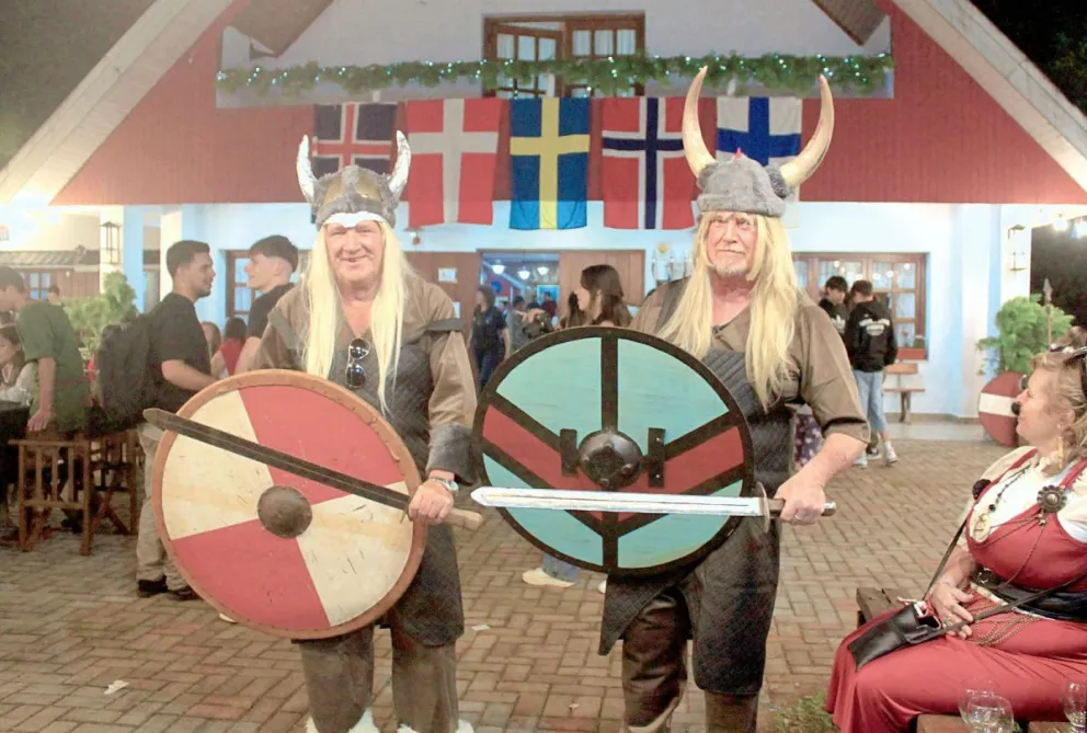 Carlos Vik y Raúl Sixten, con sus trajes de guerreros vikingos, hacen honor al legado de sus abuelos, inmigrantes nórdicos. Fotos: Luciano Ferreyra 