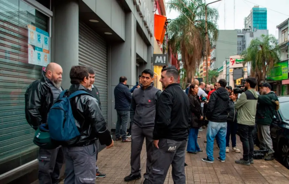 El lunes pasado, personal de la sucursal céntrica de Posadas se presentó en la oficina y reclamó irregularidades.  Foto: María de Perini