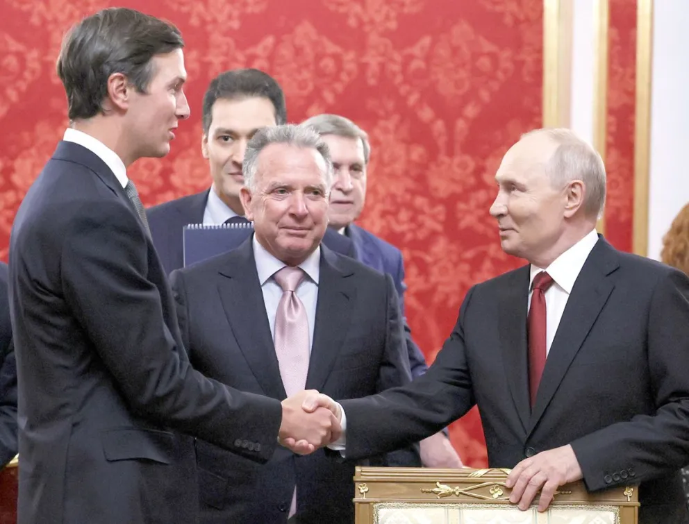 Putin saluda a Kushner, a la izquierda, y Steve Witkoff, en el centro. foto: ap
