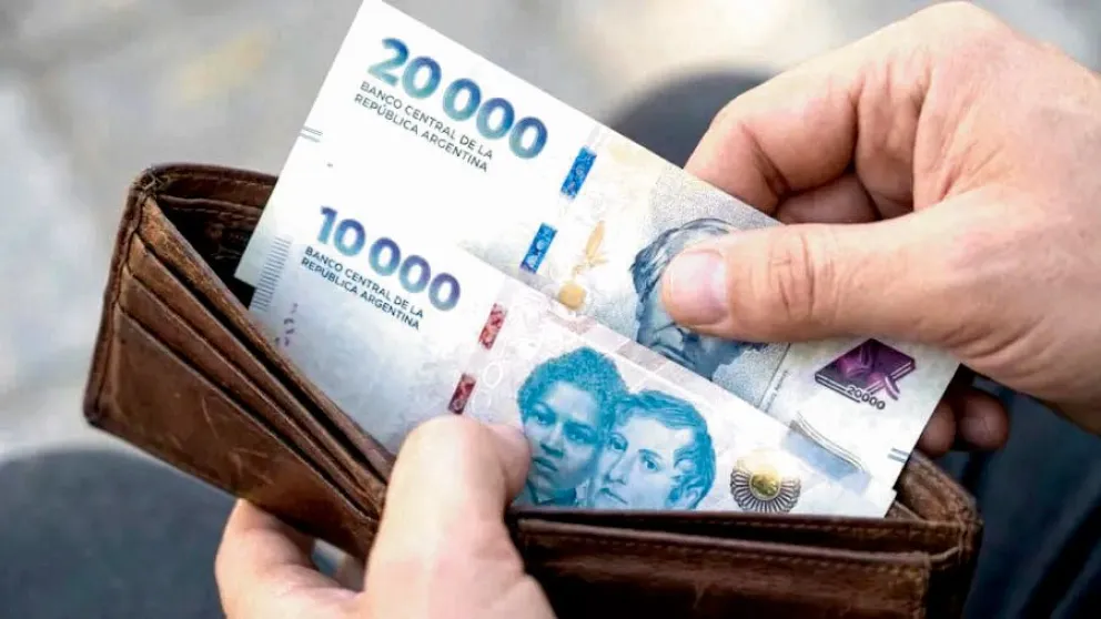 Pagar los servicios y tarjetas, prioridades de los posadeños encuestados.