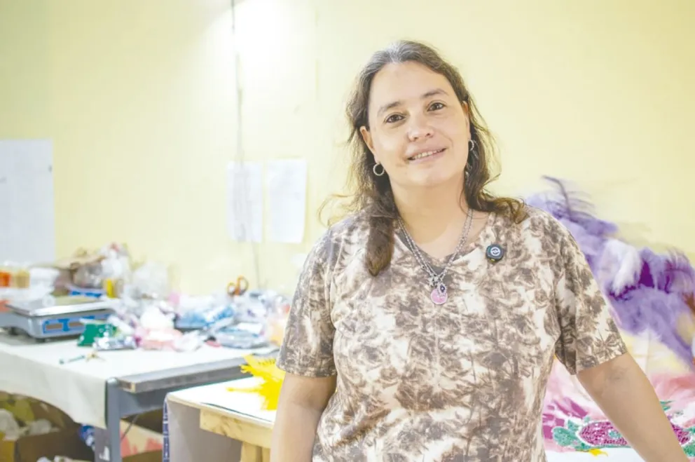Andrea Villanueva, en su taller, donde los trajes cobran vida. Foto: María de Perini