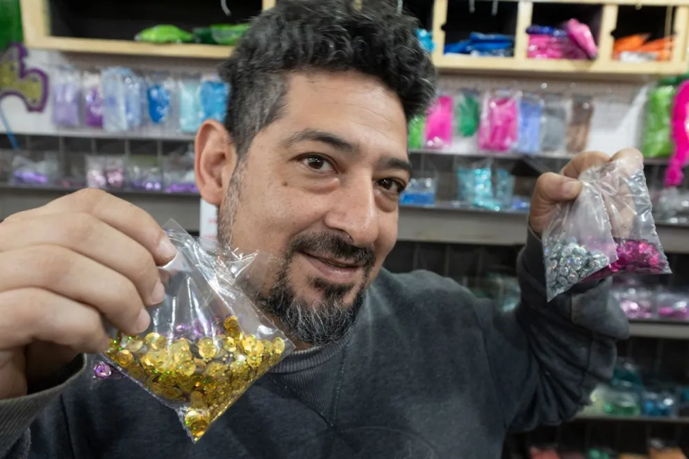 Diego Colella, del local Crisol, con todas las novedades para bordar trajes.