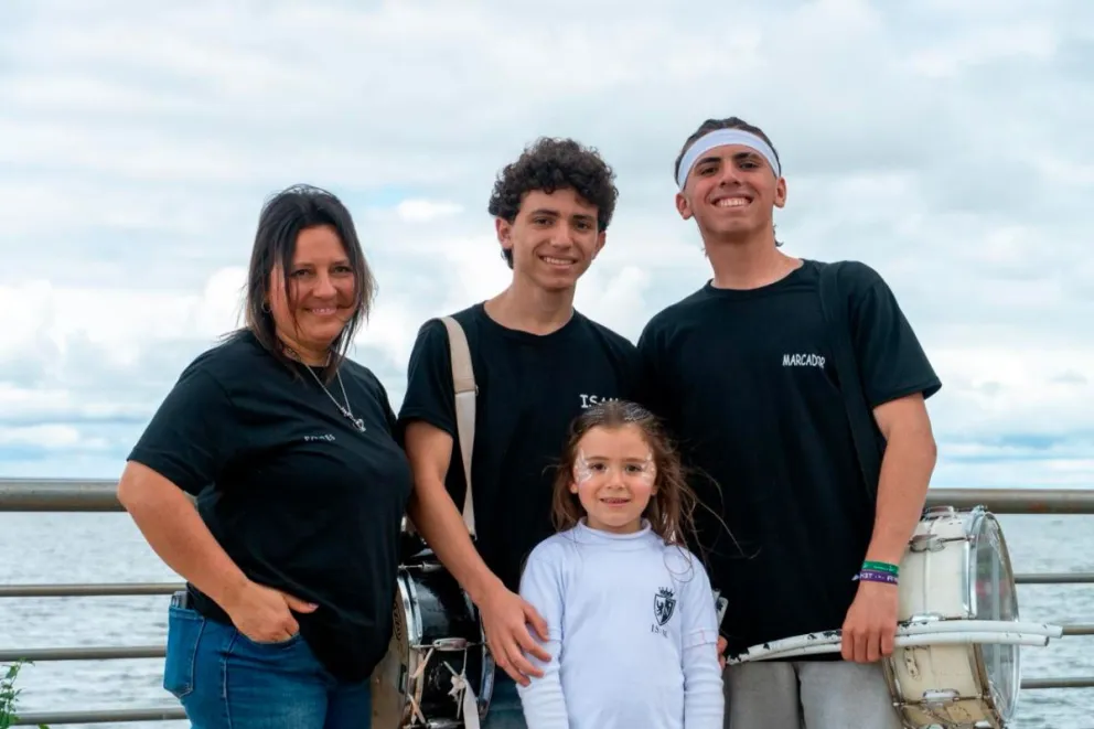 Andrea acompaña a sus hijos que participan de la Estudiantina. 