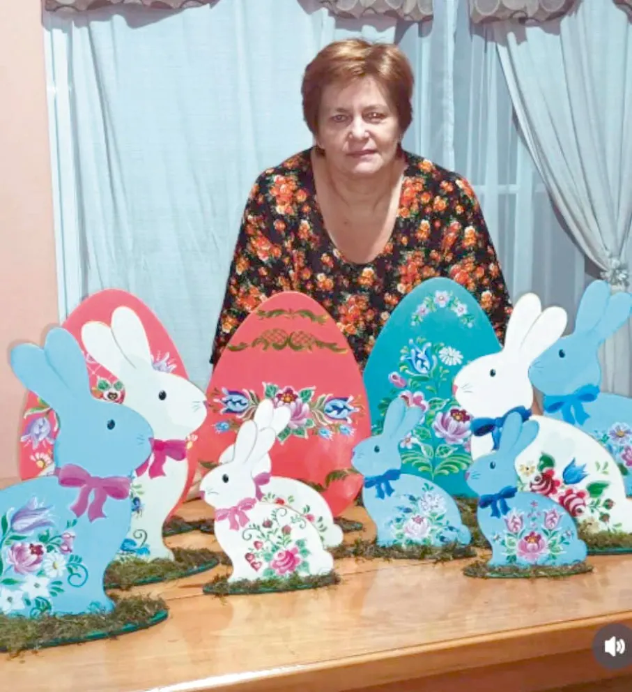 Estela encuentra en los pinceles y pinturas un momento de paz y disfrute.
