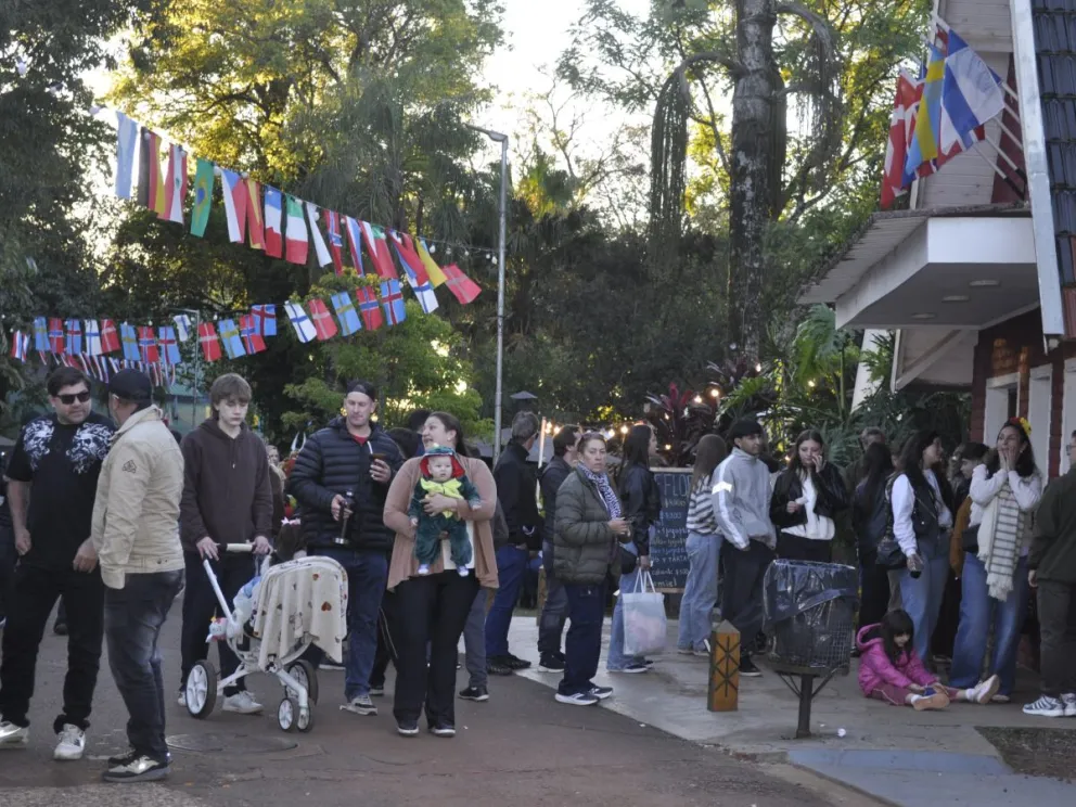 Las familias disfrutan y pasean, en el Parque de las Naciones.
