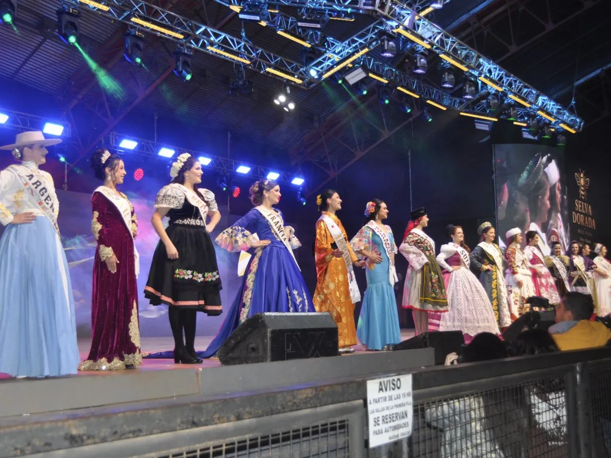 Las reinas tuvieron su segunda presentación y deslumbraron con elegantes vestidos