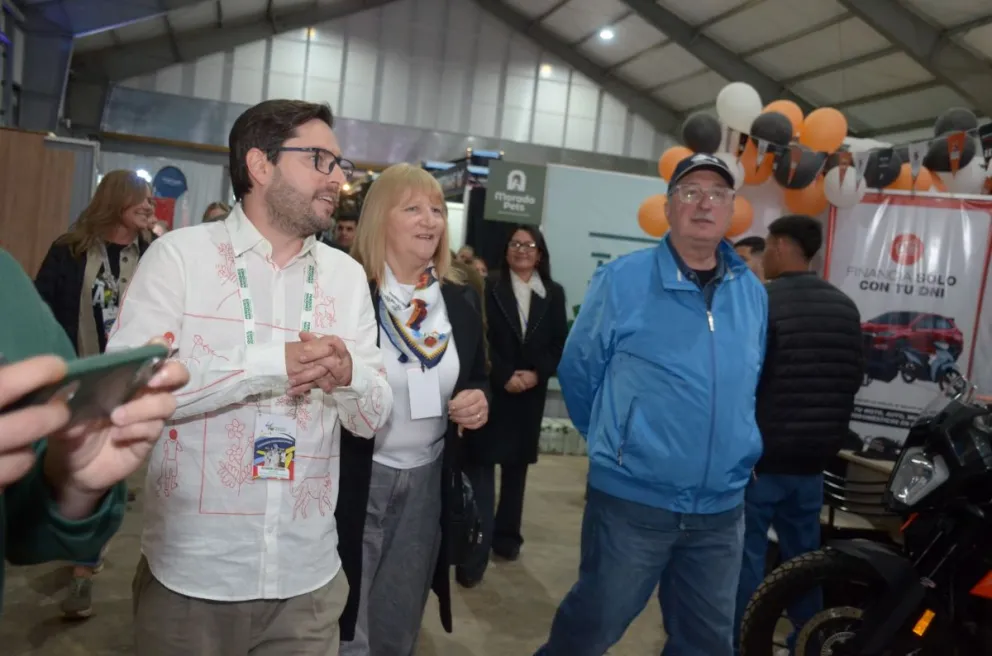 El gobernador recorriendo el nuevo espacio techado en el Parque.
