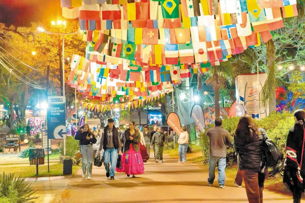 Un cielo de banderas y tradiciones que se celebran en la Fiesta Nacional del Inmigrante. 
Fotos: Agustina Vera