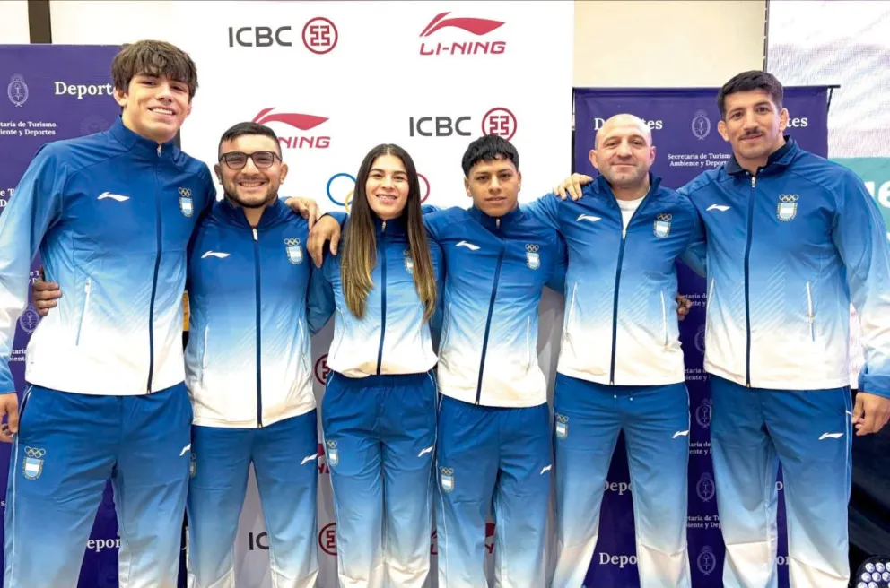 Ricardo Báez y Camila Amarilla, junto al equipo argentino de lucha. 
