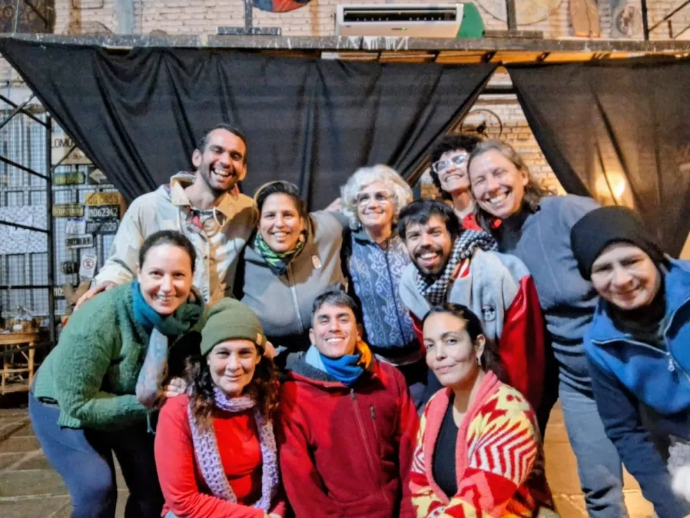 El elenco de "Aguas", invita a disfrutar de esta experiencia escénica Fotos: Gentileza Espacio Reciclado    