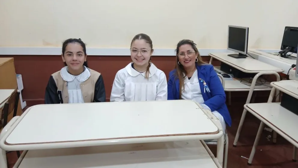 La docente Liliana Mariela da Silva junto a las alumnas Ludmila Francesca Dallanora y Mahiara Diana Ribeiro, quienes presentaron el proyecto. // Foto: Fabián Acosta