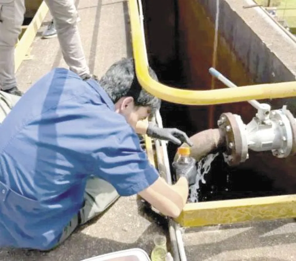 Técnicos del Eprac y municipales tomaron muestras del líquido. //Foto: Multimedios Génesis.