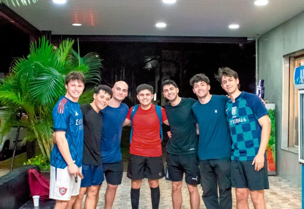 Grupo de amigos luego de un amistoso de fútbol que dejó alegrías de un lado y desazón del otro tras el 3-0 final.