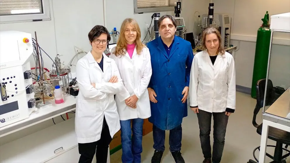 Gabriel Briones, flanqueado por Mara Roset, Idalia Pérez Leyva y Laura Basile, que conforman el equipo de trabajo.