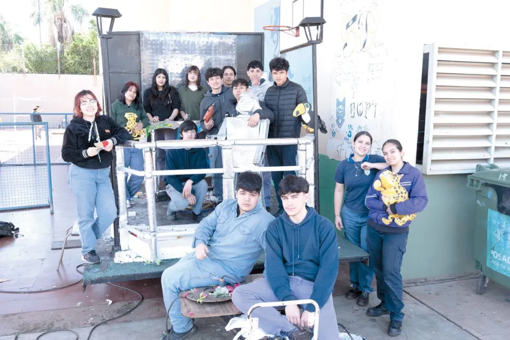 Sin cuerpo de baile ni banda de música, los alumnos del BOP 1 no quisieron que su reina y su rey caminen solos en la Estudiantina. Se les sumó la Epet 37 y la carroza colaborativa tendrá también lugar para los reyes departamentales.
Foto: M. Rodríguez